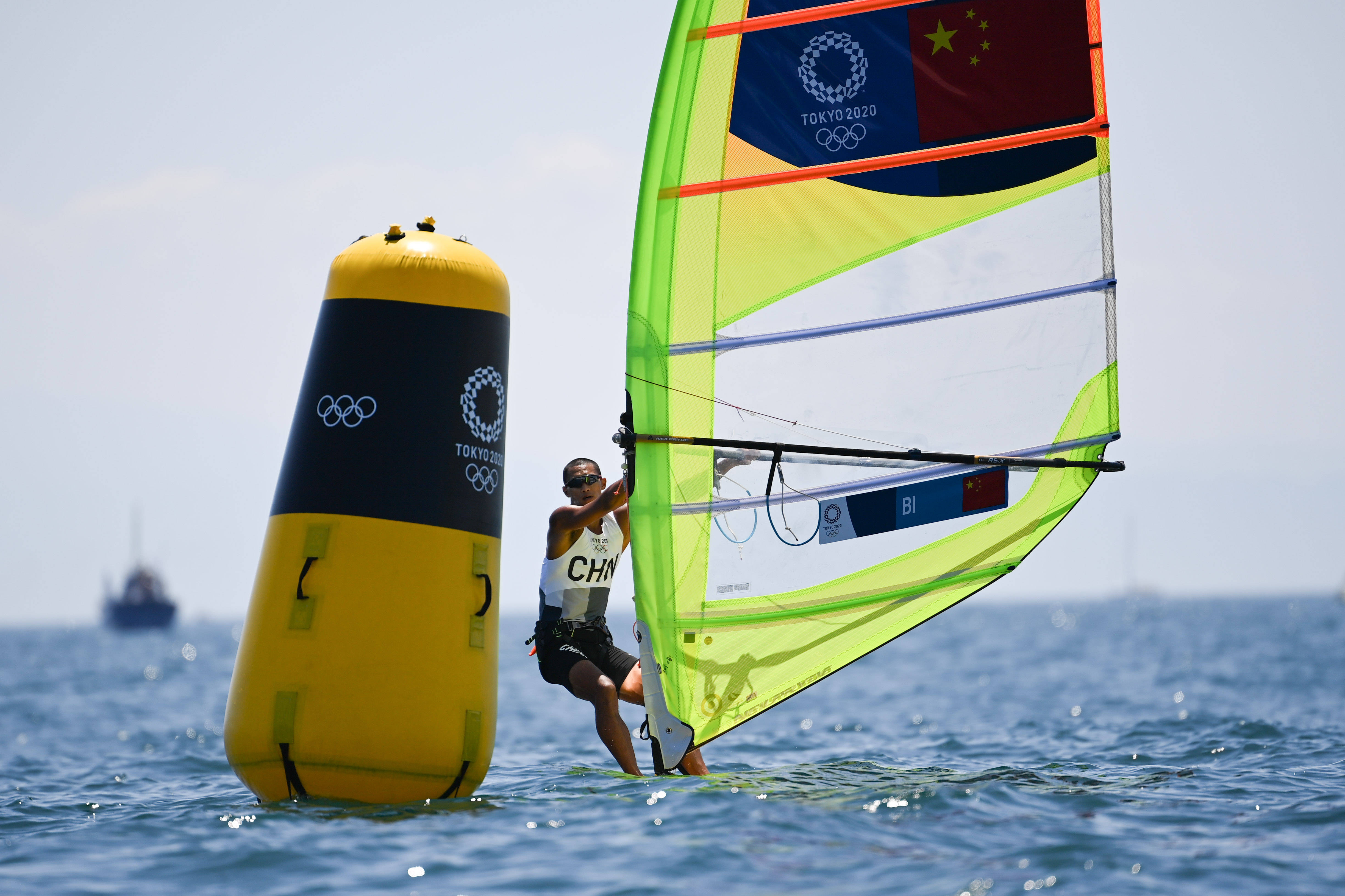 帆船比赛选手海上激战,最终乘风破浪 帆船比赛选手海上激战,最终乘风破浪