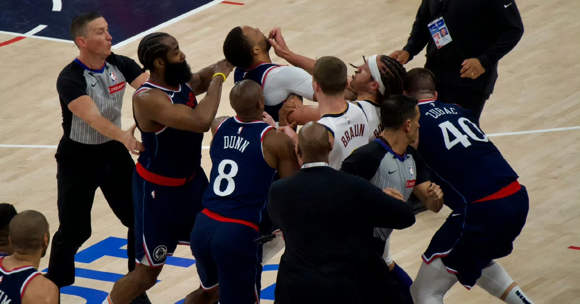 包含精彩的篮球对抗赛,两队互有胜负胜负的词条 包含精彩的篮球对抗赛,两队互有胜负胜负的词条